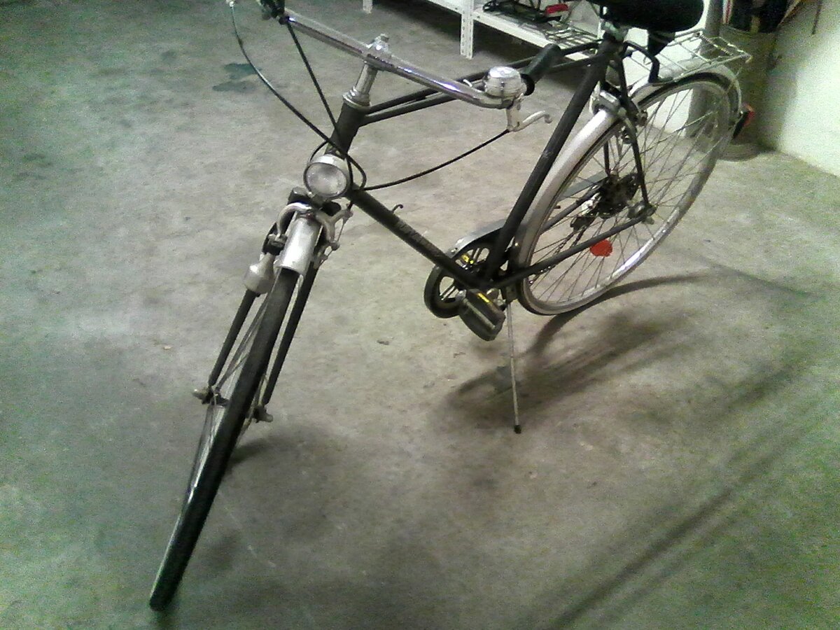 Bicicleta cinzenta com assinatura decorativa cursiva no quadro