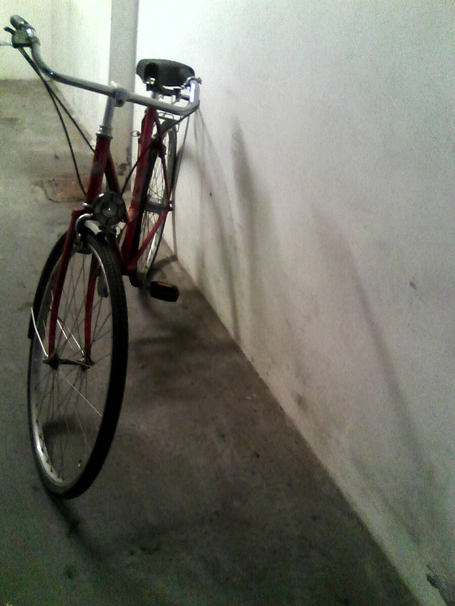 Bicicleta clássica bordô de quadro de barra, sem proteção de corrente