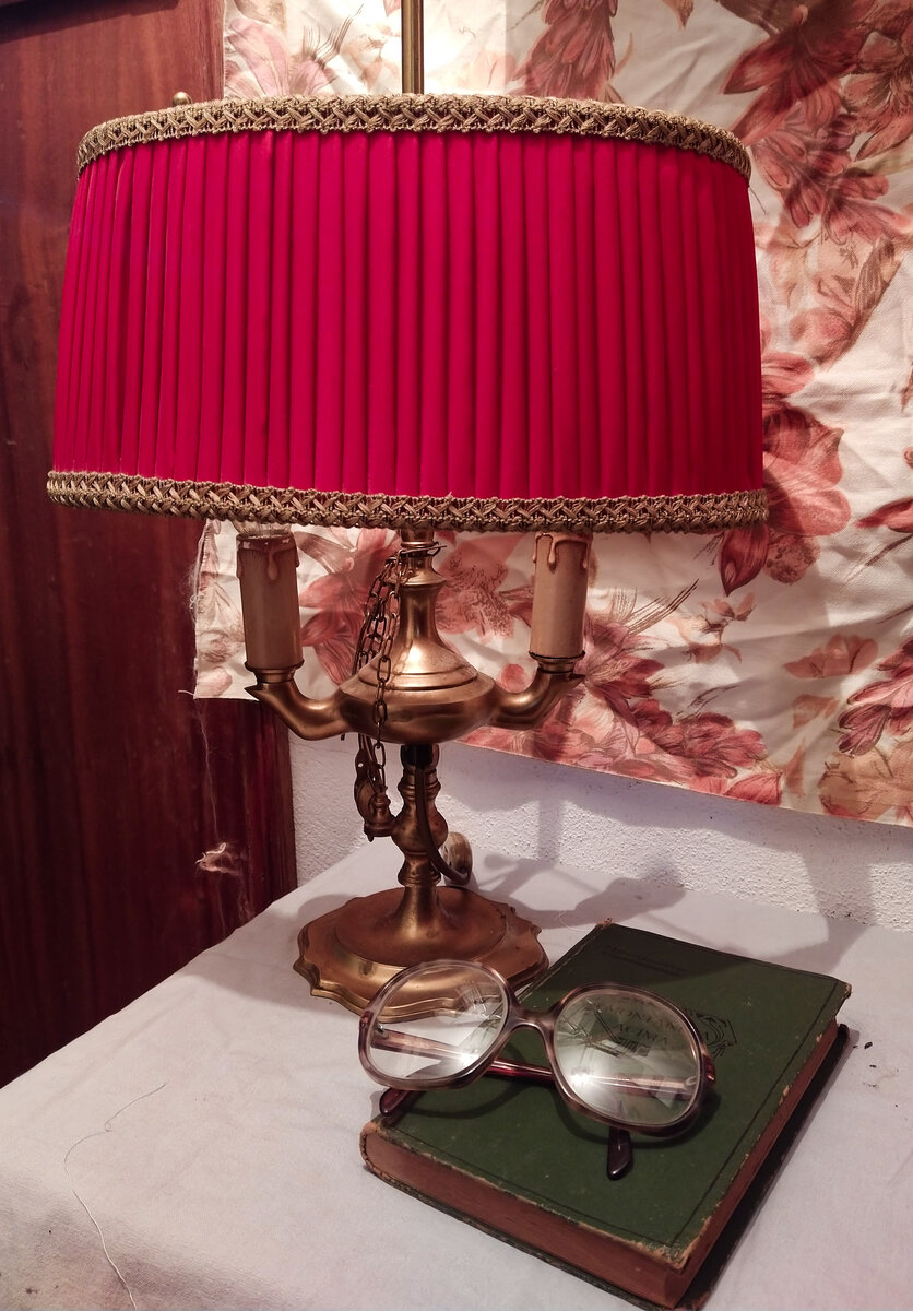 Candeeiro de mesa bouillotte em latão dourado com abat-jour vermelho