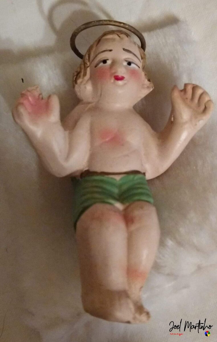 Menino Jesus vintage com auréola dourada e calção verde