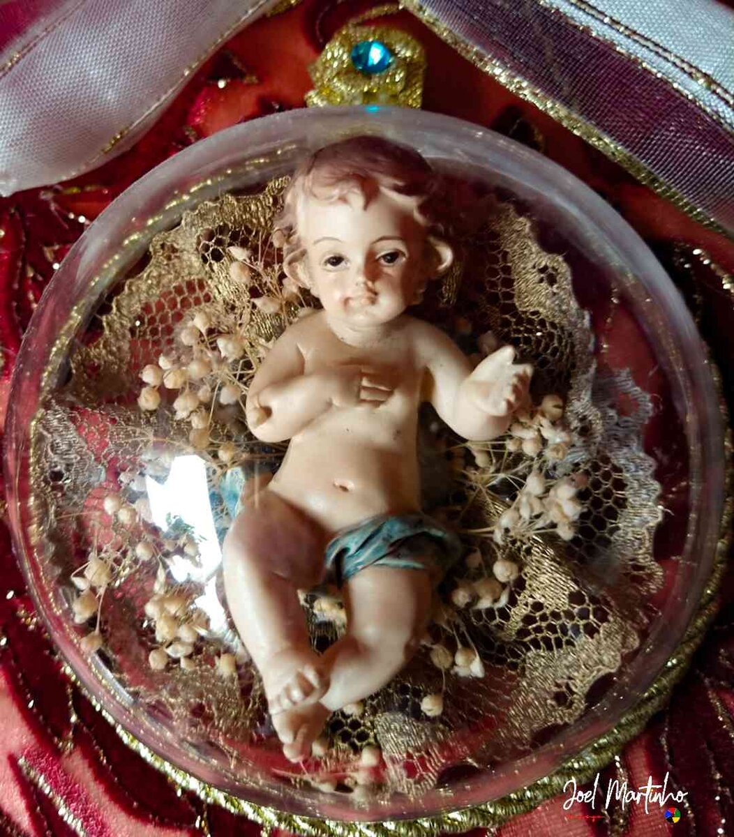 Menino Jesus dentro de bola decorativa de vidro com renda dourada