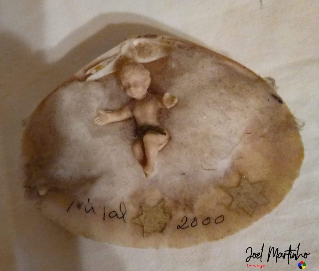 Menino Jesus em concha artesanal forrada a algodão, datada do ano 2000