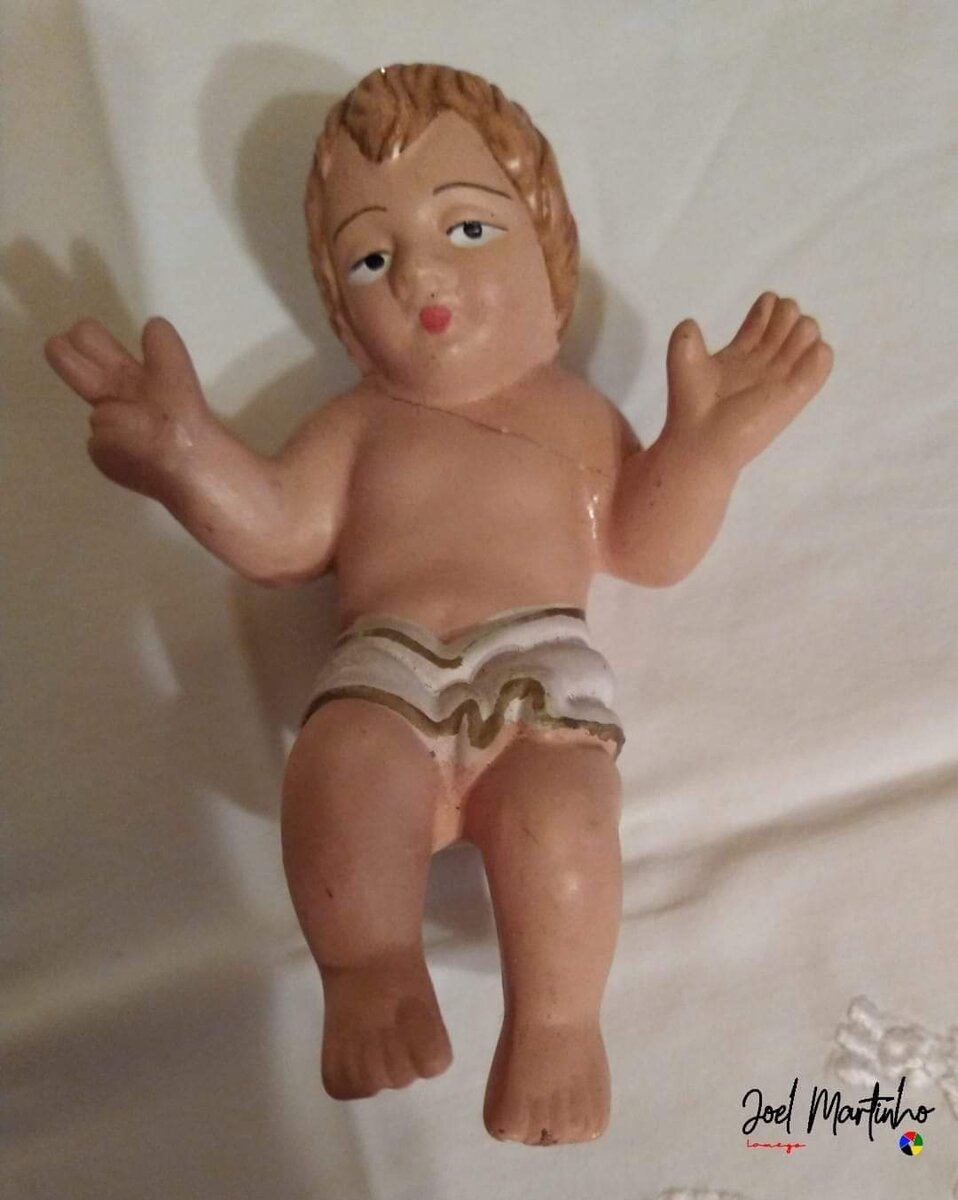 Menino Jesus de braços abertos, fralda branca debruada a dourado