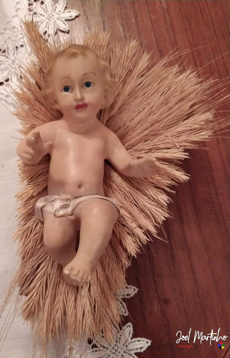 Menino Jesus deitado sobre leito de palha dourada esculpida
