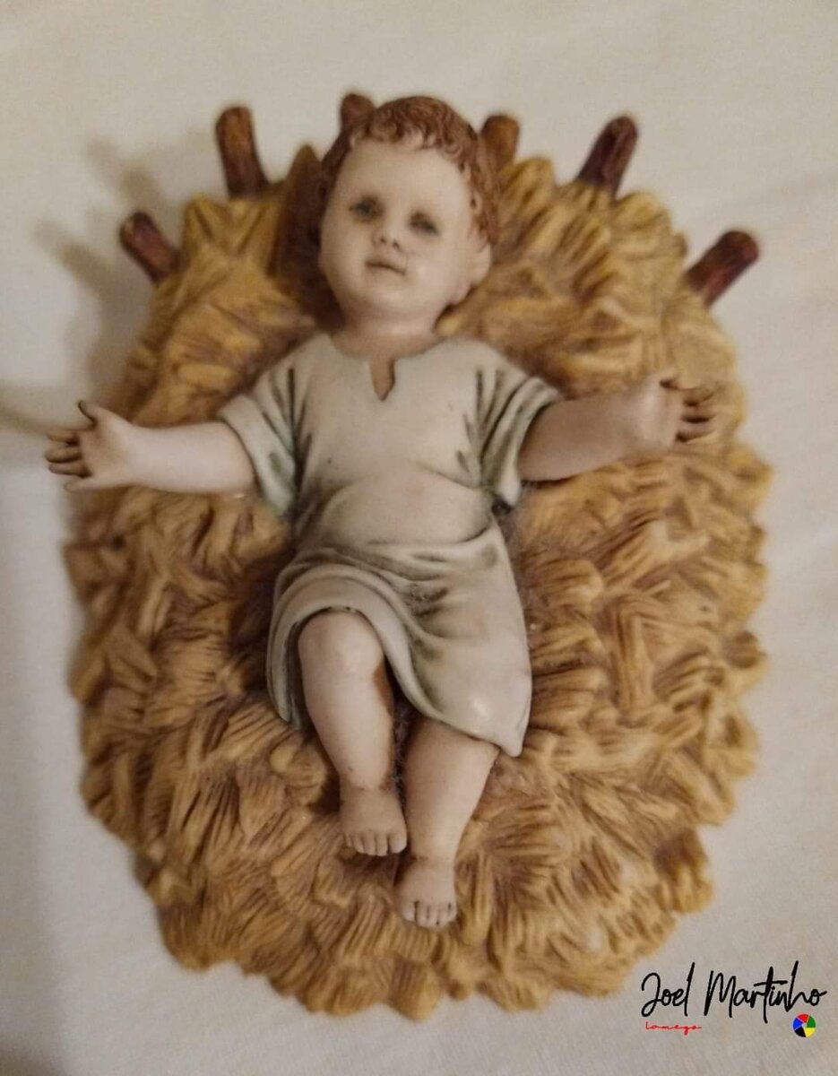 Menino Jesus em manjedoura de palha esculpida em resina policromada
