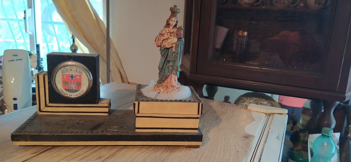 Par de figuras do Menino Jesus em oração, túnica azul, com rosário