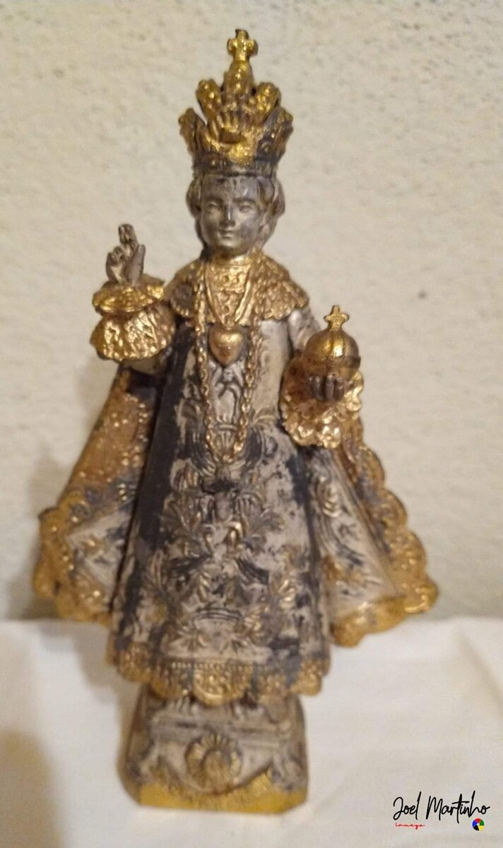 Menino Jesus de Praga antigo, dourado e prateado, com pátina de idade