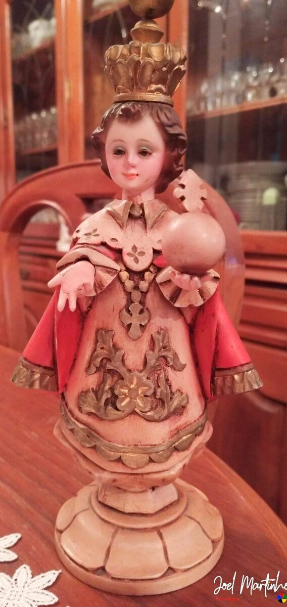Menino Jesus de Praga em pé, coroa e manto vermelho e dourado