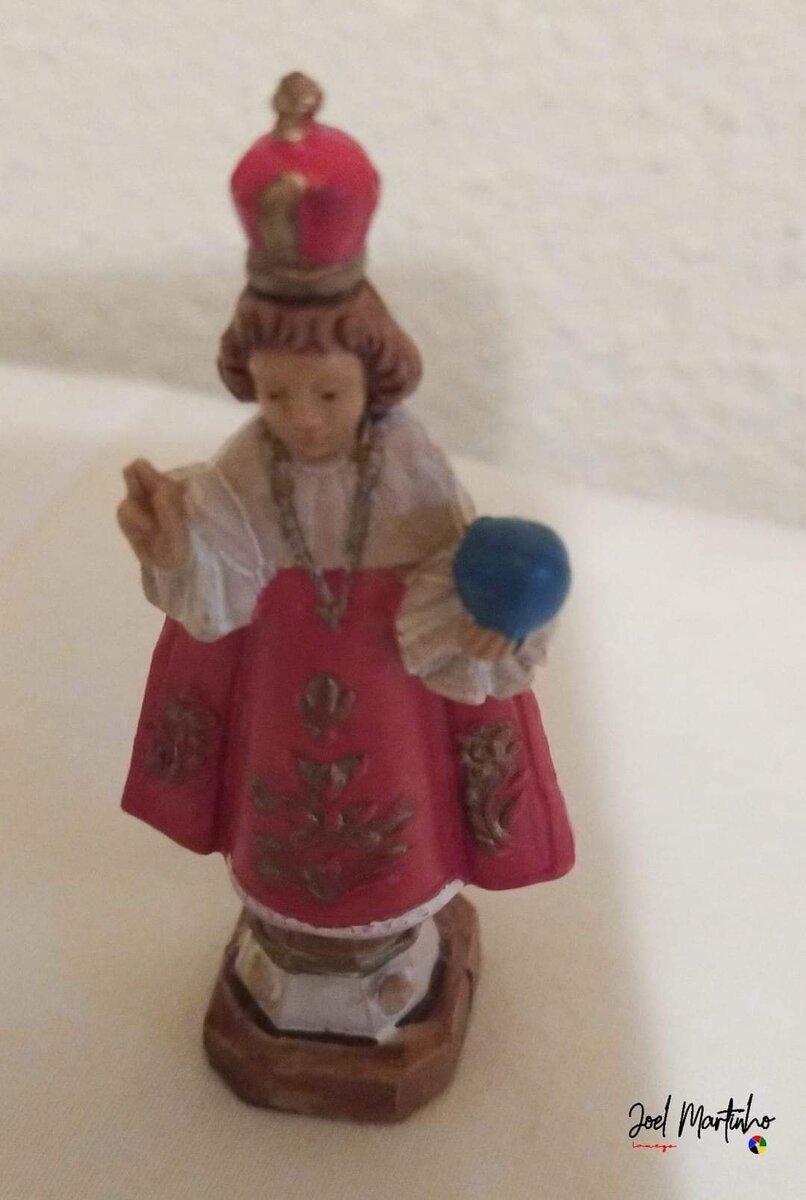 Pequeno Menino Jesus de Praga com coroa vermelha e globo azul