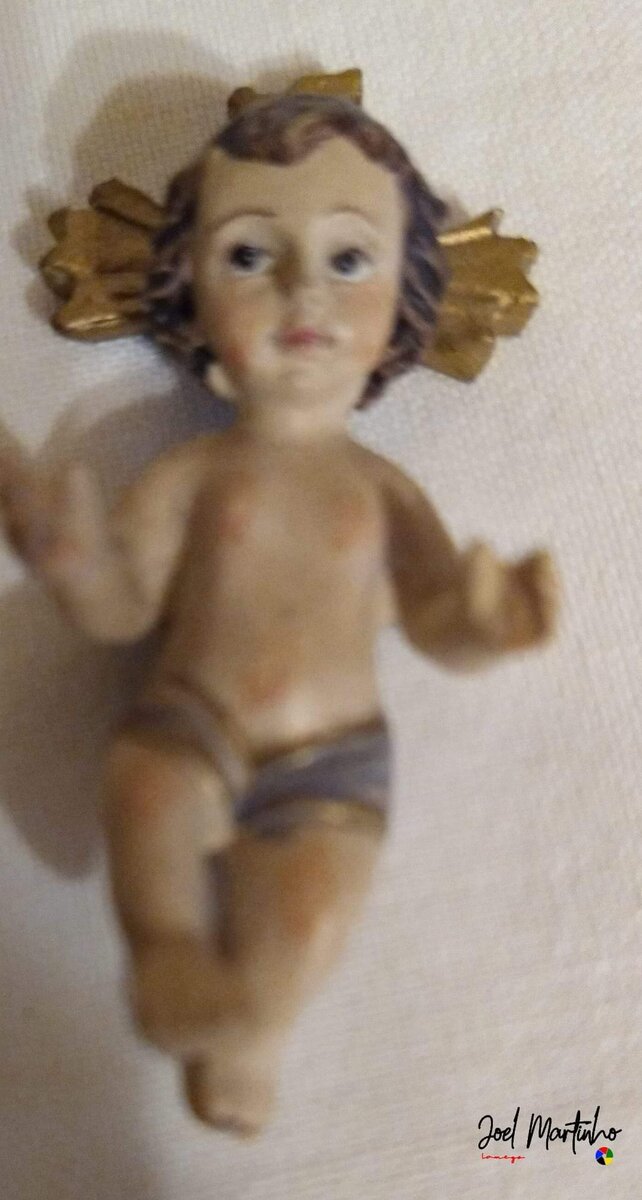 Menino Jesus com resplendor dourado e pano cingido à cintura