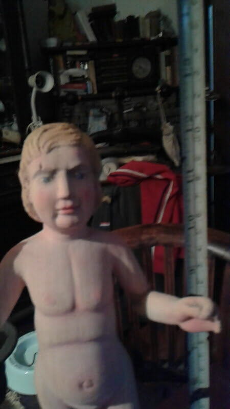 Grande figura do Menino Jesus em terracota policromada com braço estendido