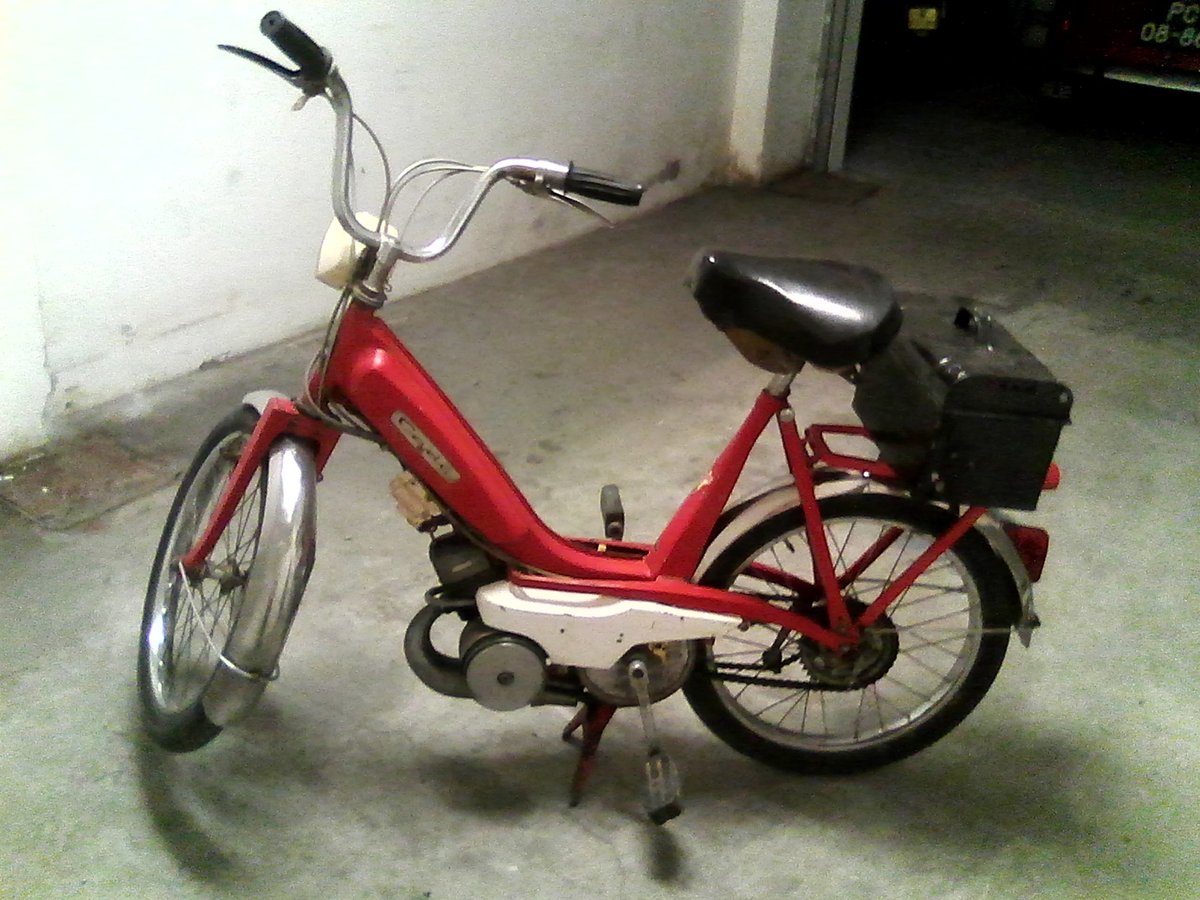 Motorizada Motoconfort vermelha, vista lateral