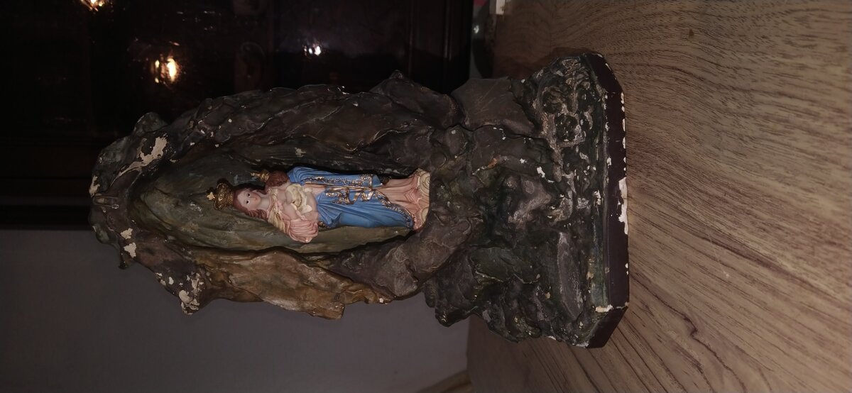 Escultura de Nossa Senhora em manto azul e dourado