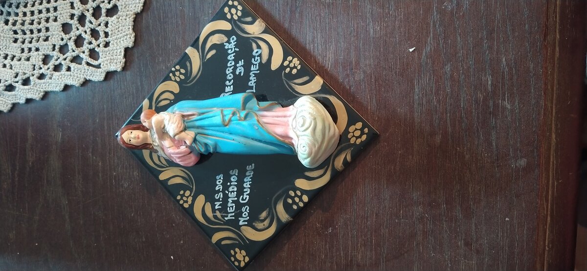 Painel de azulejo com imagem de Nossa Senhora emoldurado