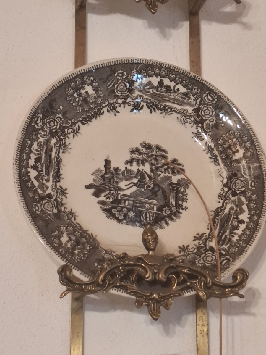 Prato decorativo de parede com cena de cavaleiro, tom sépia