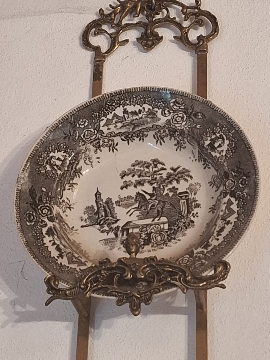 Prato decorativo de parede com cena de cavaleiro, tom preto