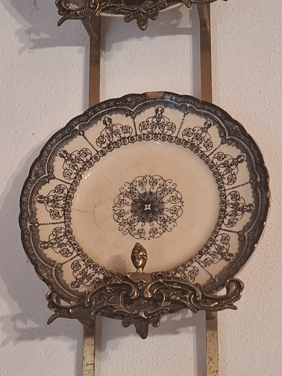 Prato decorativo de parede com padrão floral em sépia escuro