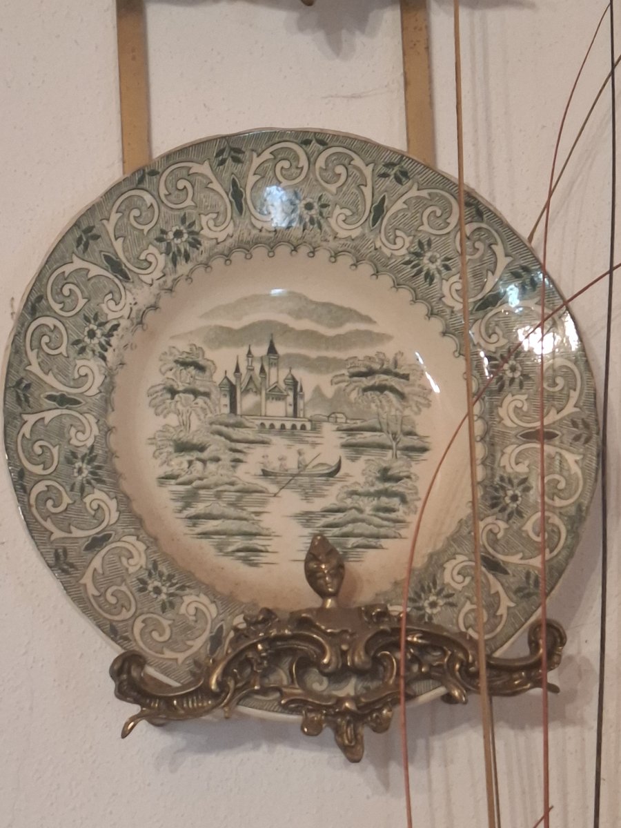 Prato decorativo de parede com cena de castelo e rio, tom verde
