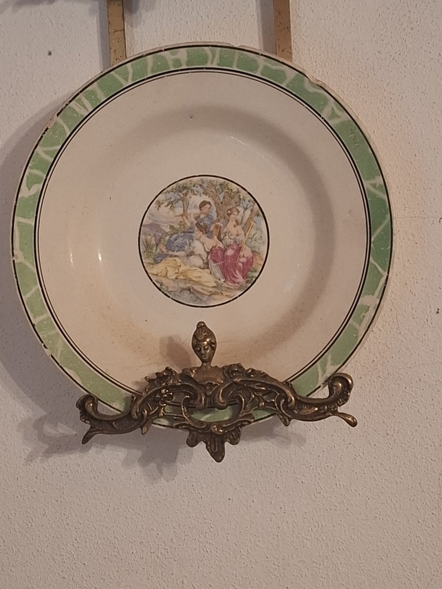Prato decorativo de parede com aba verde e cena pastoril central