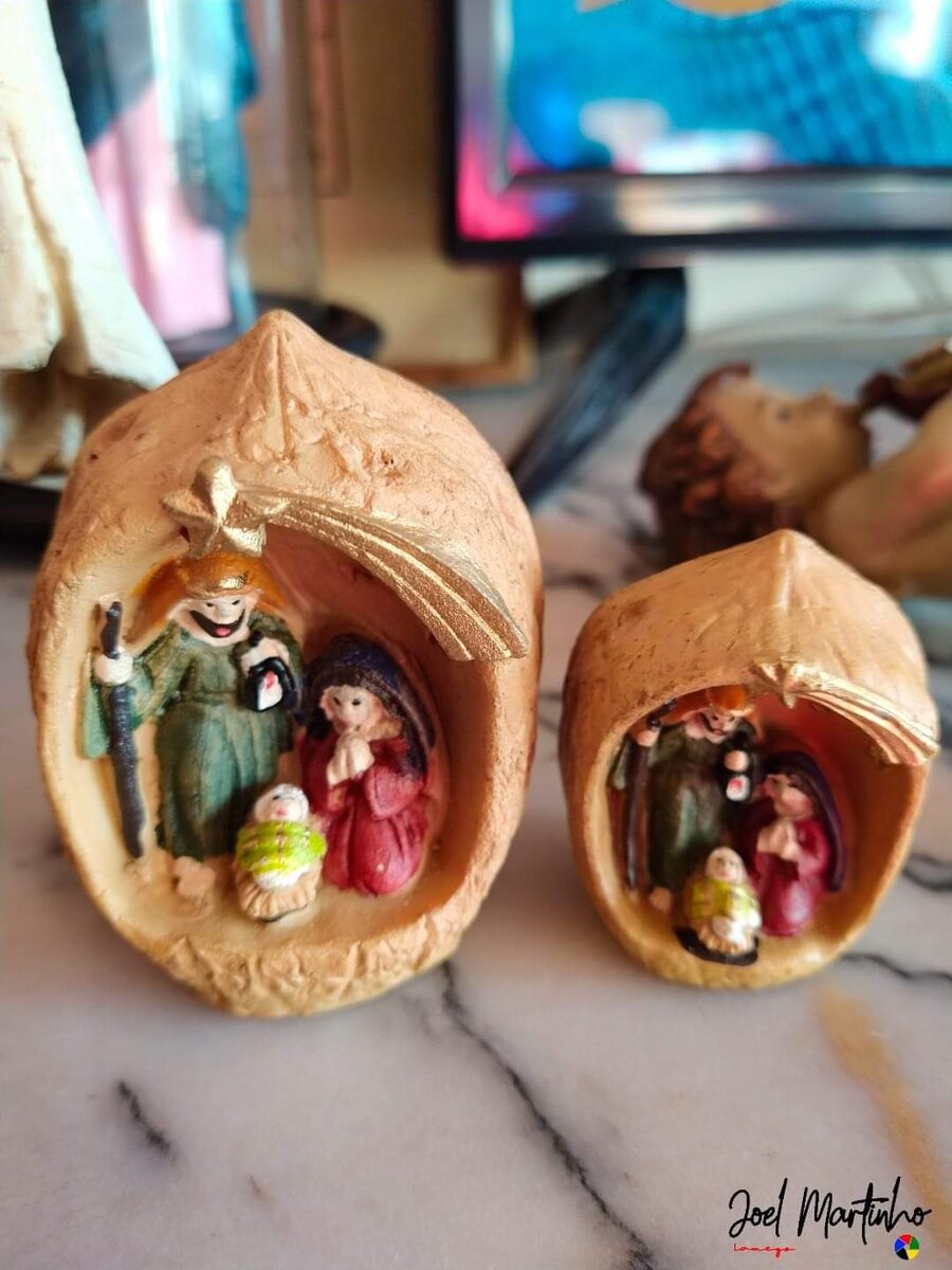 Par de presépios em miniatura esculpidos em forma de casca, com Sagrada Família