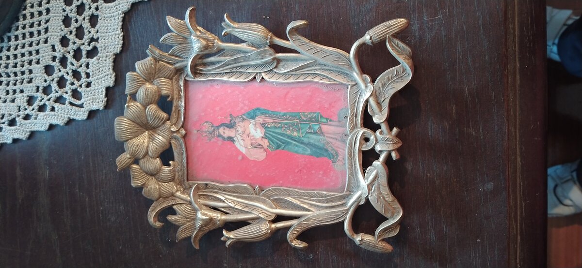 Quadro devocional de Nossa Senhora com moldura decorada