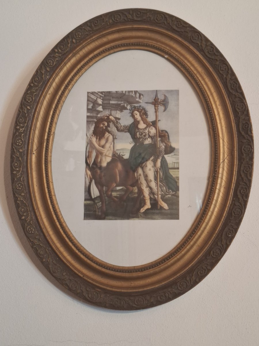 Reprodução emoldurada de Palas e o Centauro, de Botticelli, em moldura oval dourada