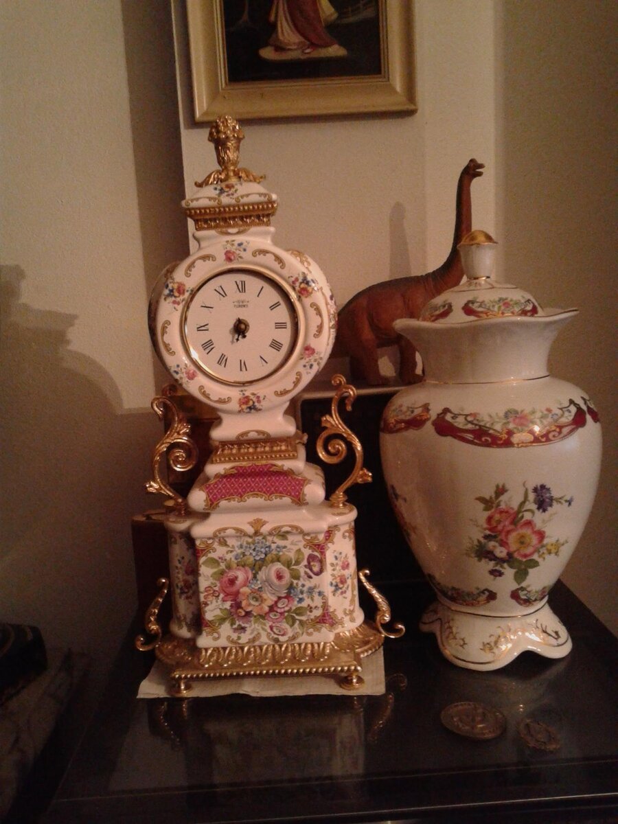 Relógio de Mesa — Porcelana Branca com Flores e Bronze