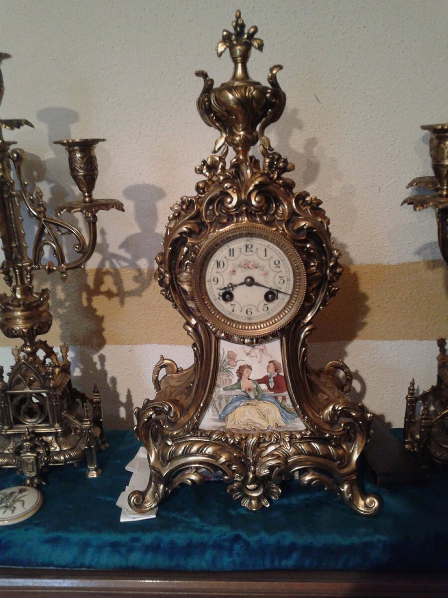 Relógio de Mesa — Bronze Dourado Ornamentado com Querubins