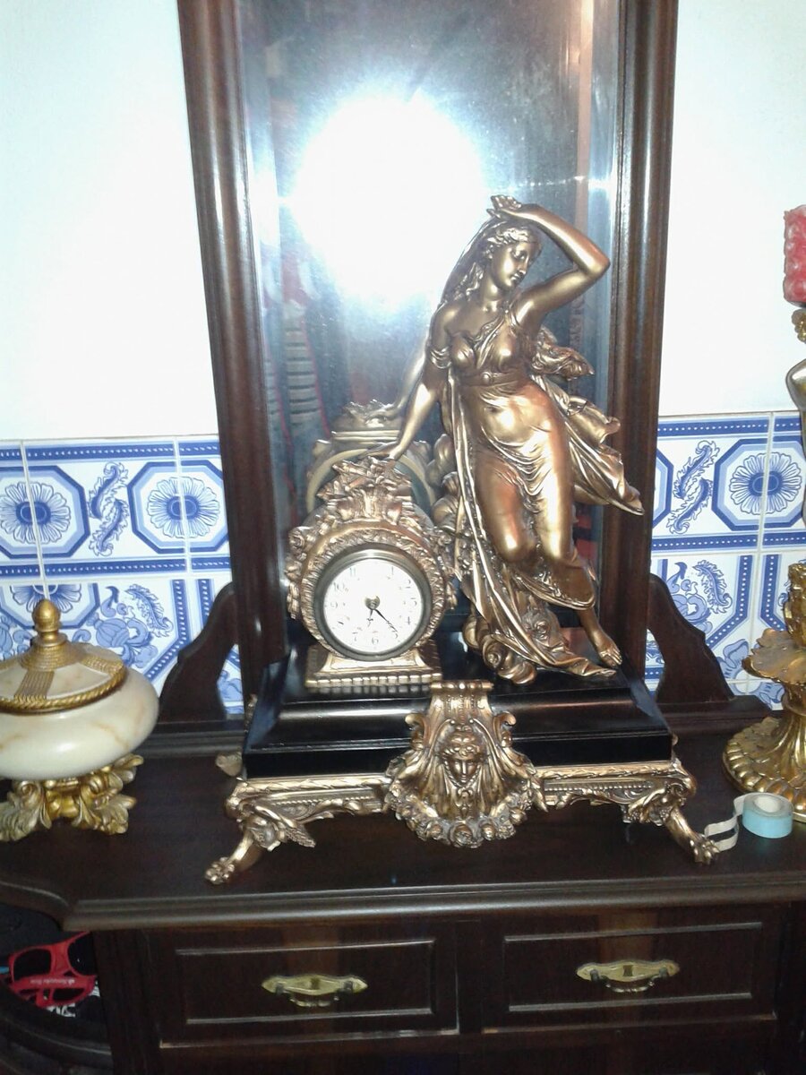 Relógio de Mesa — Caixa Preta com Figura