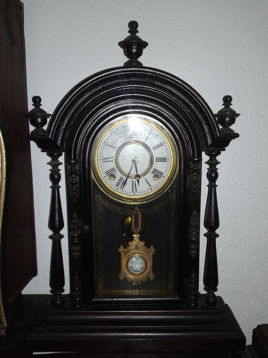 Relógio de Mesa — Colunas e Cimeira Ornamentada