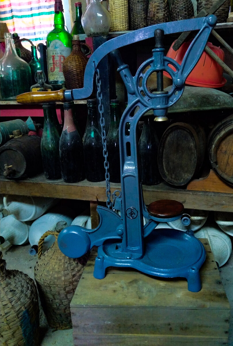 Máquina de capsular garrafas em ferro fundido azul vintage