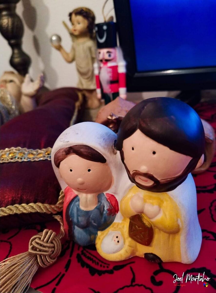 Sagrada Família em cerâmica pintada à mão, estilo infantil