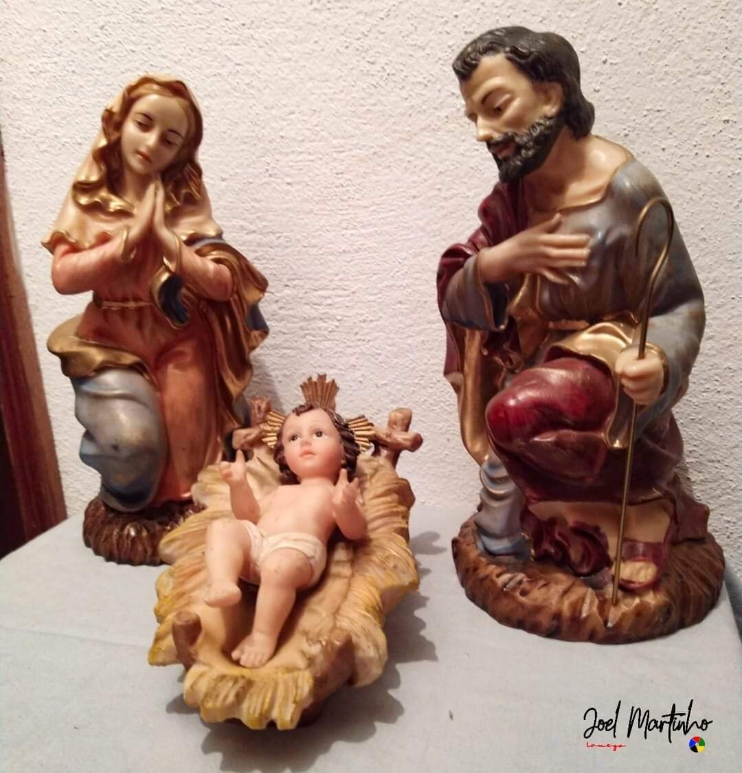 Trio de presépio em maior escala: Nossa Senhora, São José e o Menino Jesus