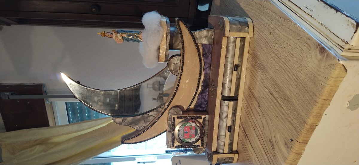 Escultura de Santo António em hábito franciscano com o Menino Jesus